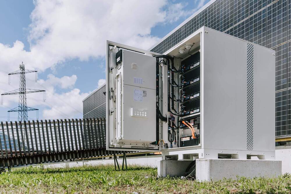 batteriespeicher-offen-seitlich