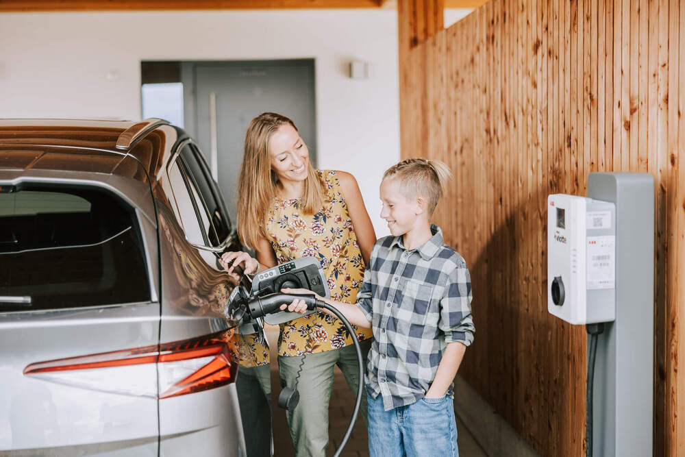 emobilitaet-zuhause-laden-efh-mutter-sohn-einstecken