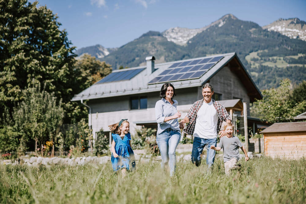 pv-b2c-familie-haus-garten-rennen