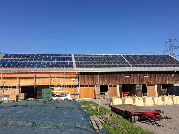 Photovoltaikanlage auf dem Dach eines landwirtschaftlichen Gebäudes