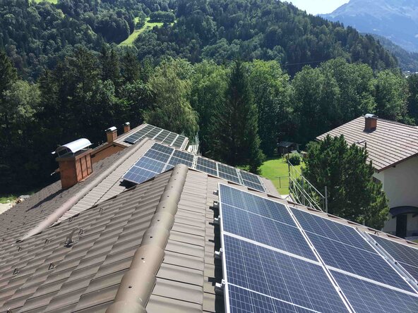 Photovoltaikanlage auf dem Dach eines Gebäudes am Waldrand
