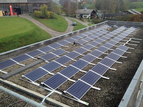 Großflächige Photovoltaikanlage auf einem Gewerbedach