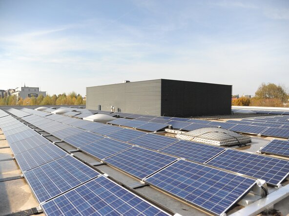 Große Photovoltaikanlage auf einem Industriegebäude