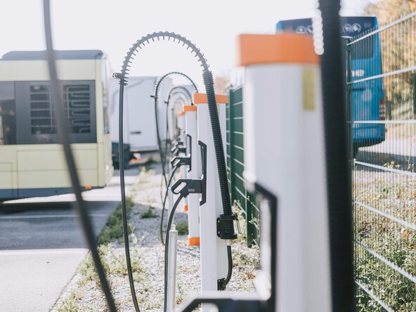 Mehrere Busladestationen auf einem Parkplatz