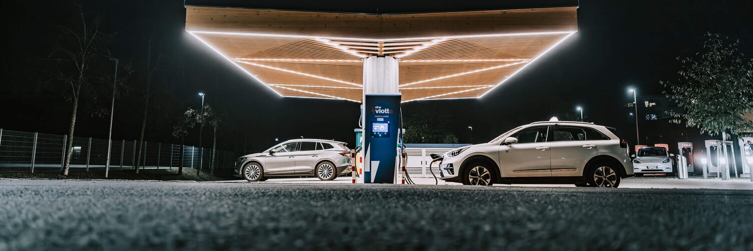 Beleuchteter Ladepark in Bregenz bei Nacht