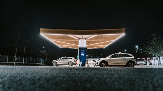 Beleuchteter Ladepark in Bregenz bei Nacht
