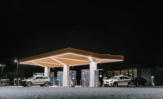 Beleuchteter Ladepark in Bregenz bei Nacht