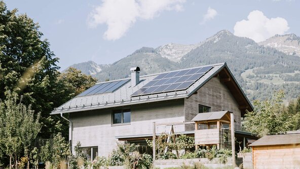Einfamilienhaus mit Garten und PV Anlage auf dem Dach