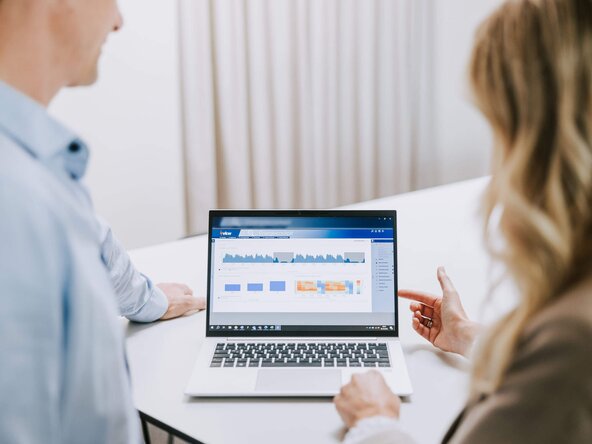 Frau zeigt Mann eine Grafik auf dem Tablet