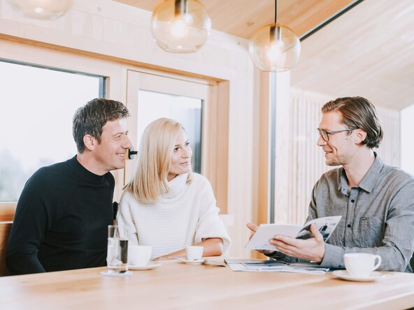 Energieberater hat ein Gespräch mit Kunden zuhause