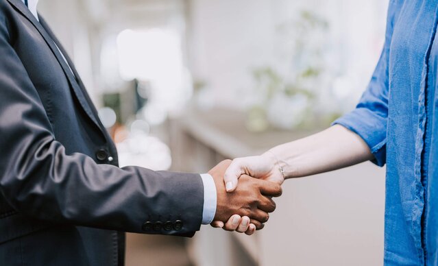 Nahaufnahme von einem Handschlag