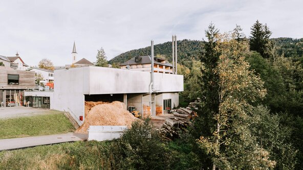 Drohnenaufnahme vom Biomasse Heizwerk Alberschwende