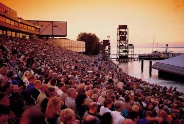 Personen auf der Festspielbühne Bregenz bei Sonnenuntergang