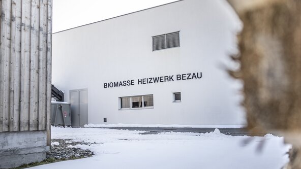 Heizwerk Bezau von vorne bei Schnee