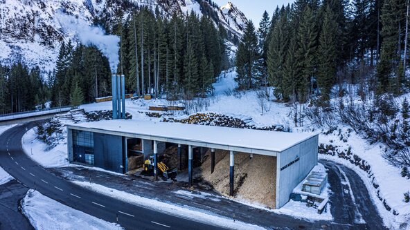 Drohnenaufnahme vom Heizwerk Damüls im Winter