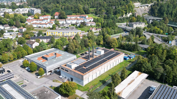 Drohnenaufnahme vom Heizwerk Weidach bei Sonnenschein